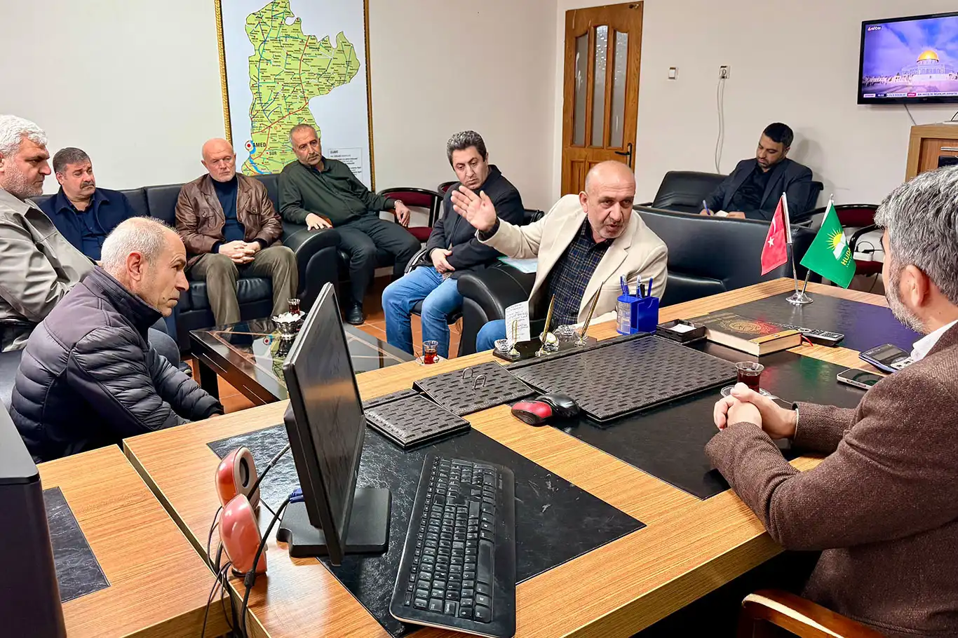 İşten çıkarılan işçilerden HÜDA PAR Milletvekili Dinç'e ziyaret