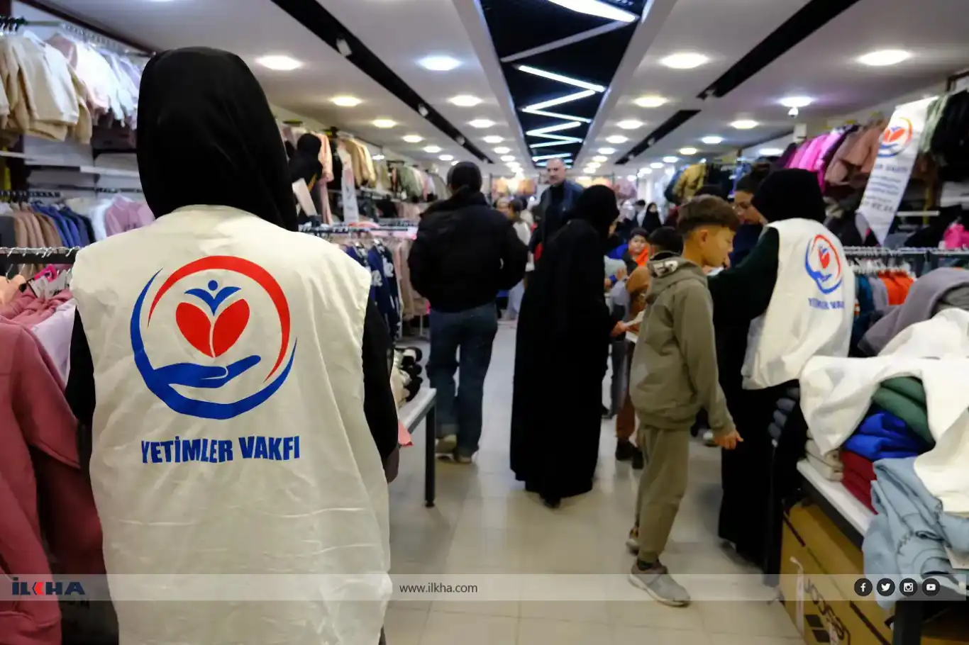 وقف الأيتام يقدّم مساعدات الملابس الشتوية للأطفال الأيتام في فان