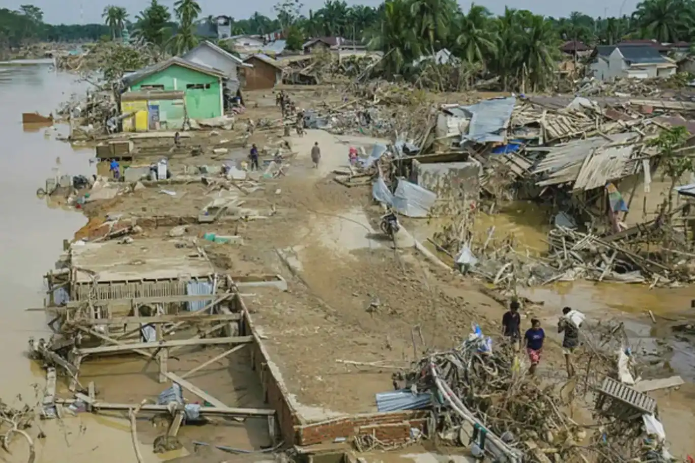 إندونيسيا.. عدد ضحايا الفيضانات والانهيارات الأرضية يتجاوز الـ 900 شخصاً