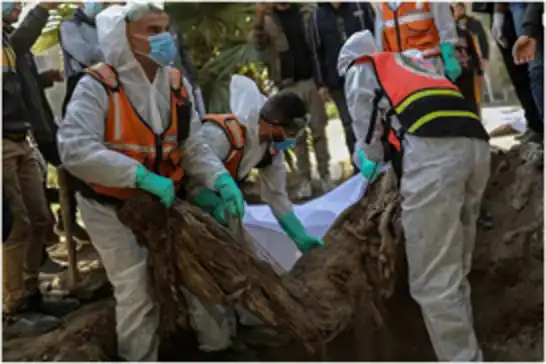 نقل جثامين الشهداء من المقبرة المؤقتة في مستشفى المعمداني إلى المقابر الرسمية في غزة