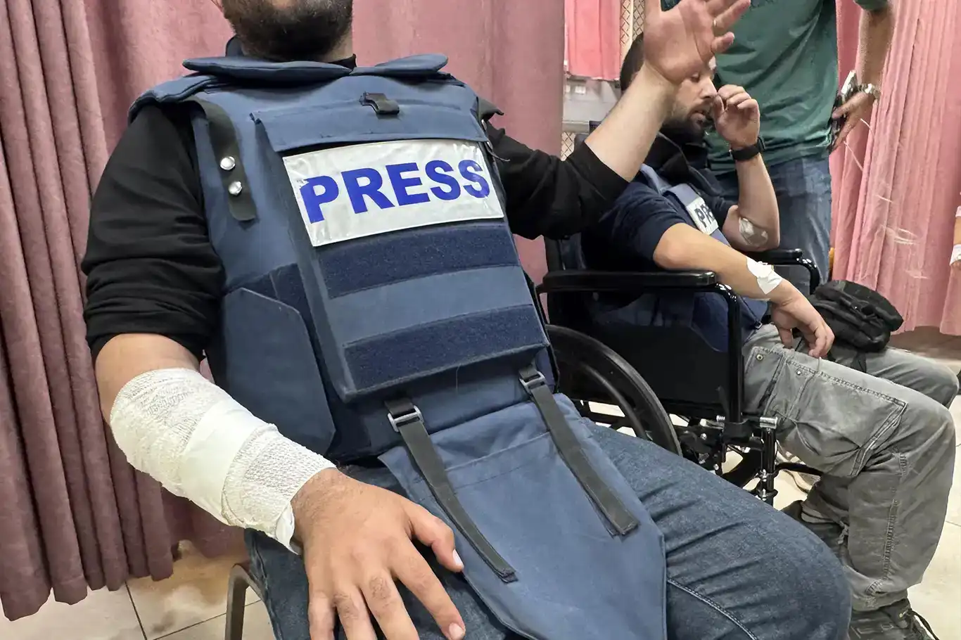 ۵۷ مورد نقض حقوق مطبوعات در غزه و کرانه باختری در ماه نوامبر: روزنامه‌نگاران همچنان هدف قرار می‌گیرند