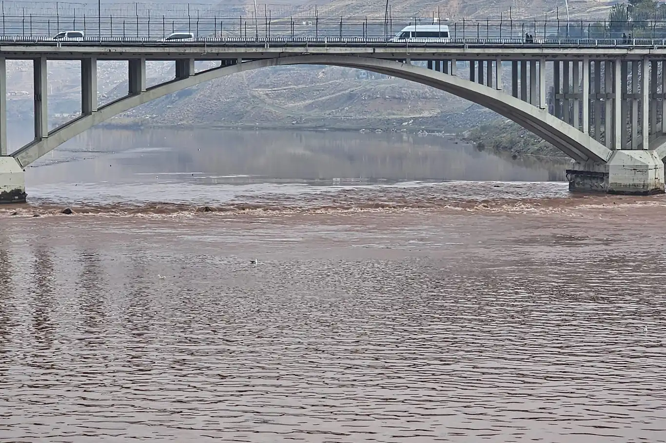 Şırnak Cizre’de Dicle Nehri kızıla boyandı: İlçeye su verilmeyecek