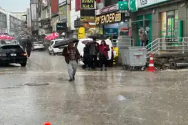 Yoğun yağış Adana'da hayatı olumsuz etkiledi