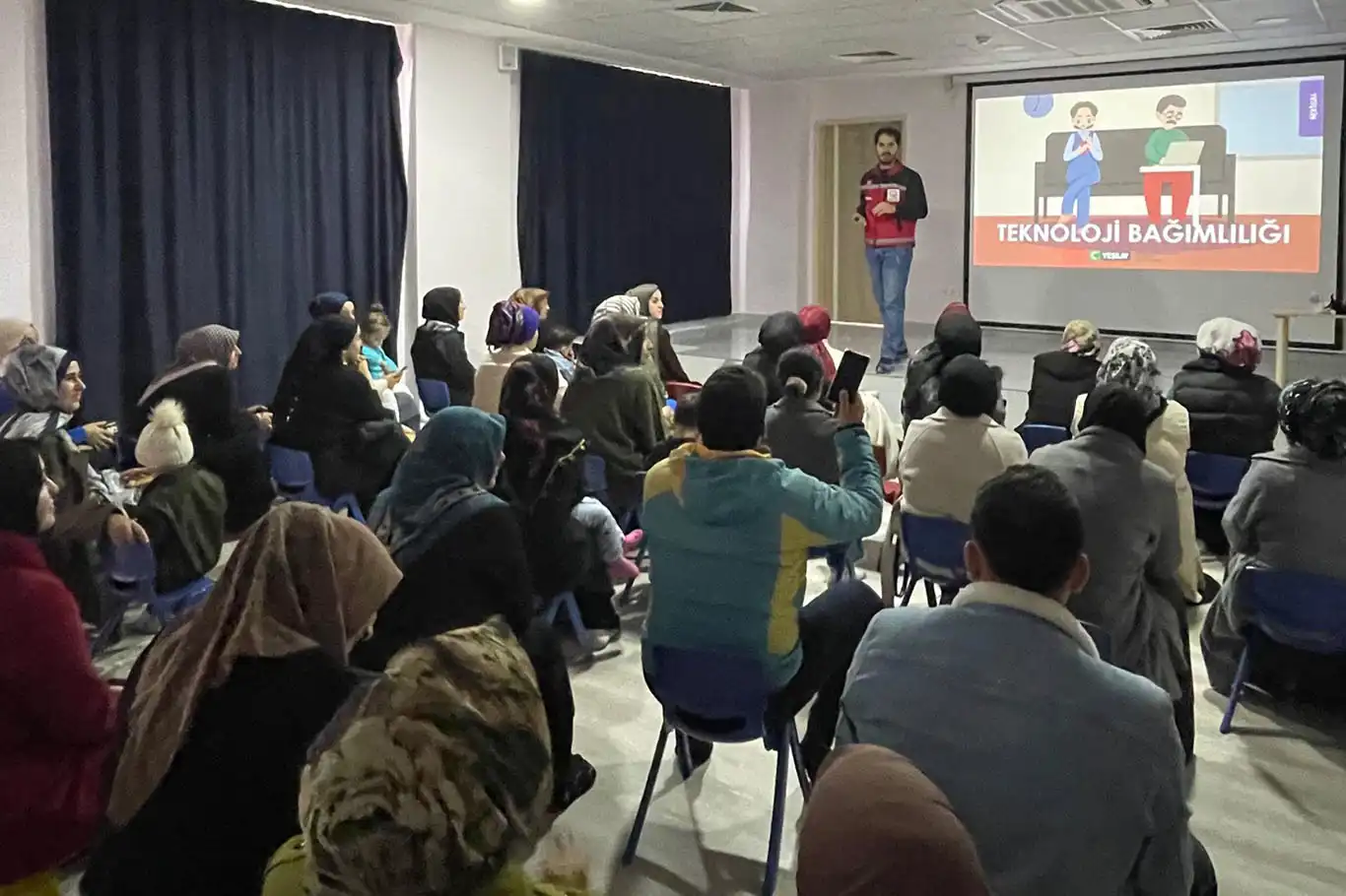 Batman'da velilere "teknoloji bağımlılığı" eğitimi verildi