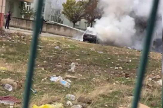 Siirt'te park halindeki araç alev alev yandı