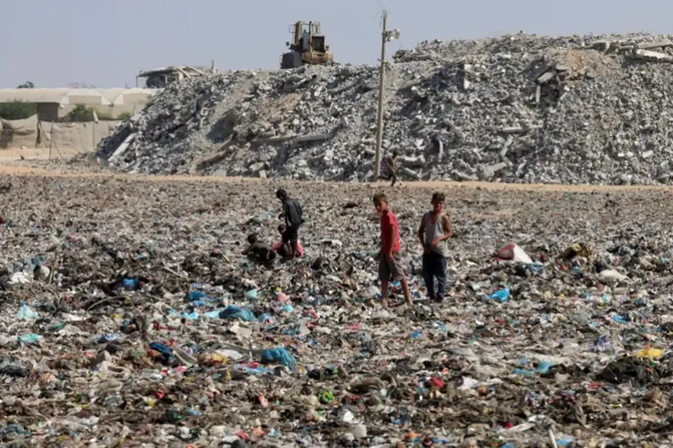 Siyonist rejimin Gazze'ye saldırıları nedeniyle 60 milyon ton enkaz ve 4 milyon ton tehlikeli atık oluştu