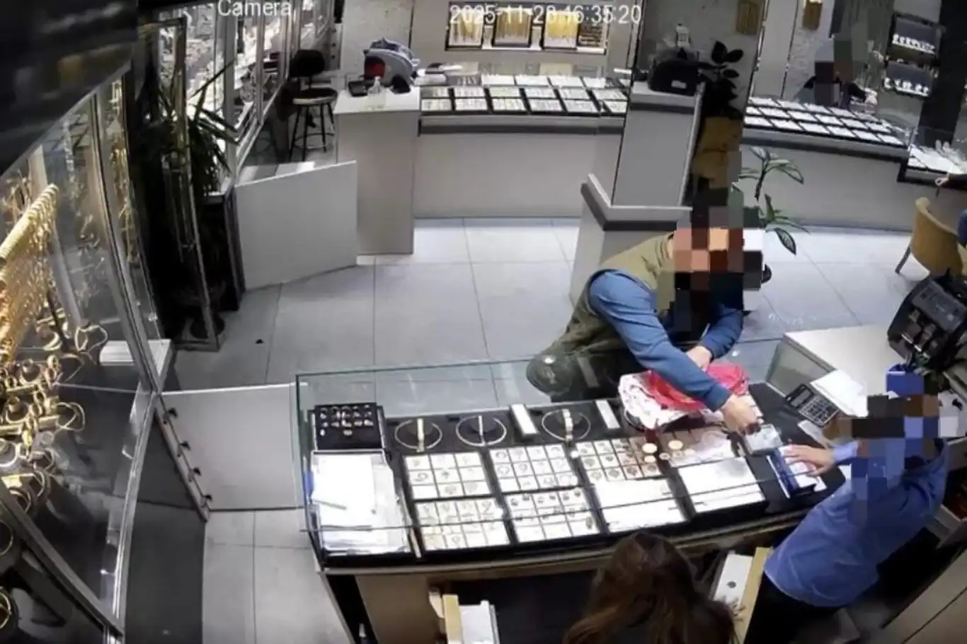 Eve giren hırsız 4 milyon TL değerinde altın çaldı