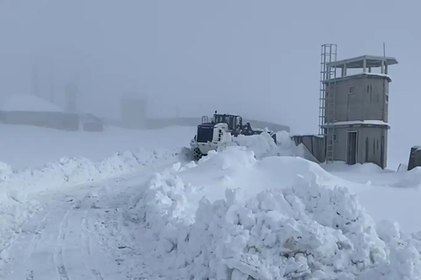 Şırnak’ta kar yağışı köy yollarını kapattı