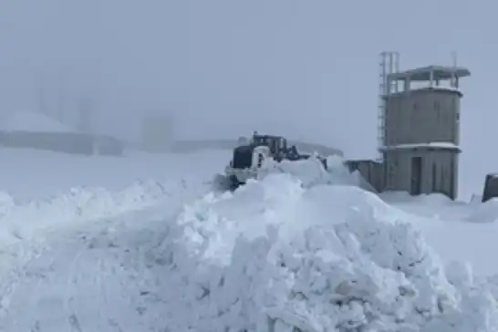 Şırnak’ta kar yağışı köy yollarını kapattı