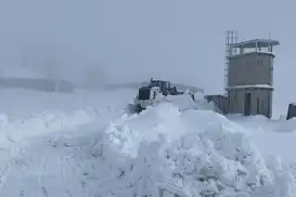 Şırnak’ta kar yağışı köy yollarını kapattı