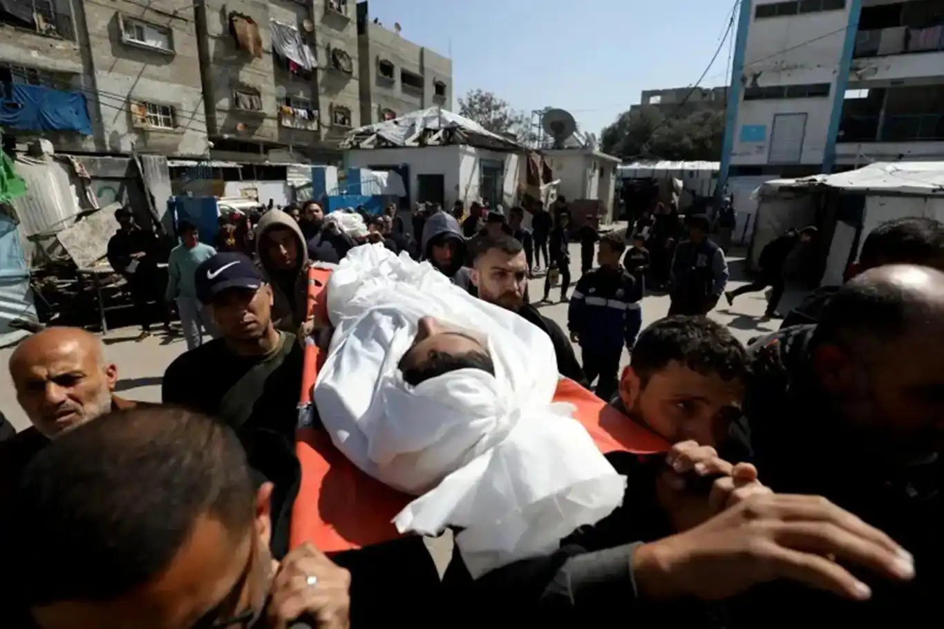 وزارة الصحة بغزة: ارتفاع عدد شهداء العدوان الإسرائيلي إلى 70366 شهيداً