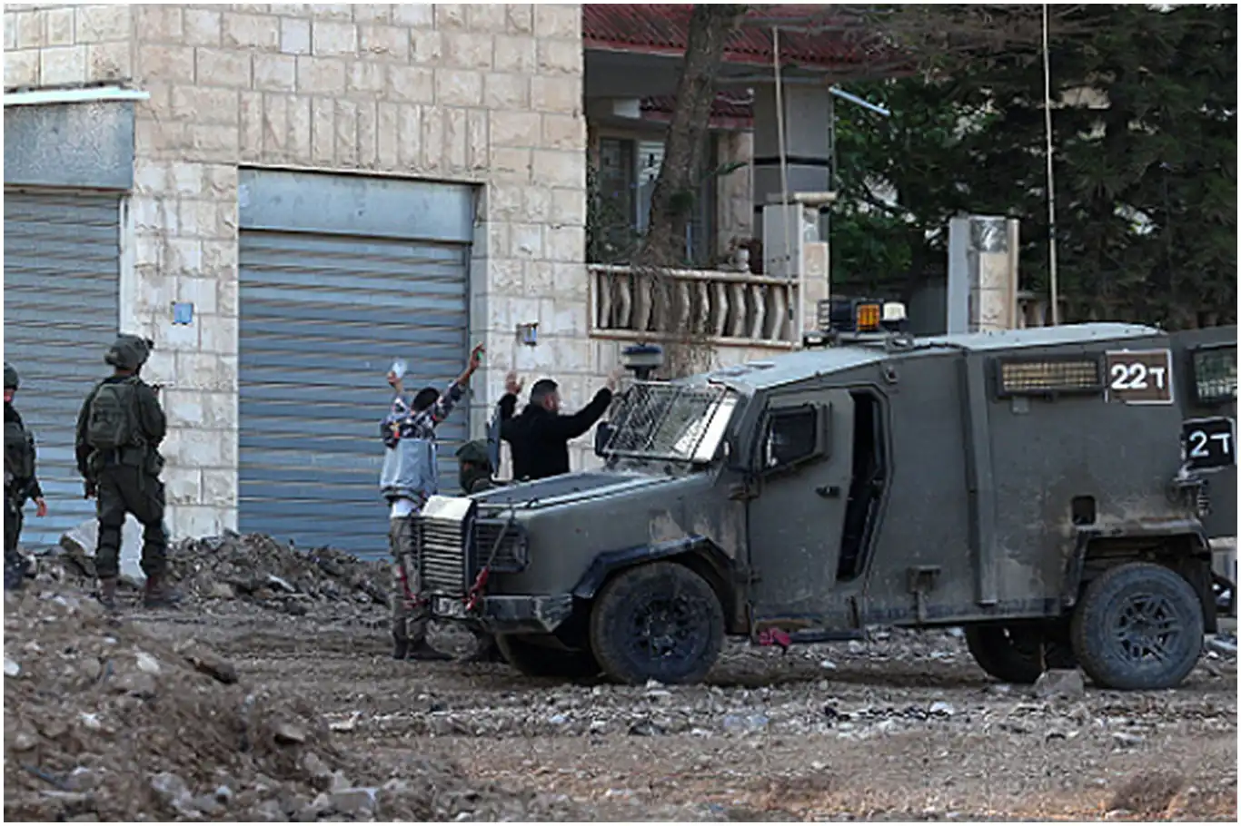 Israeli forces kidnap dozens of Palestinians in West Bank raid campaign