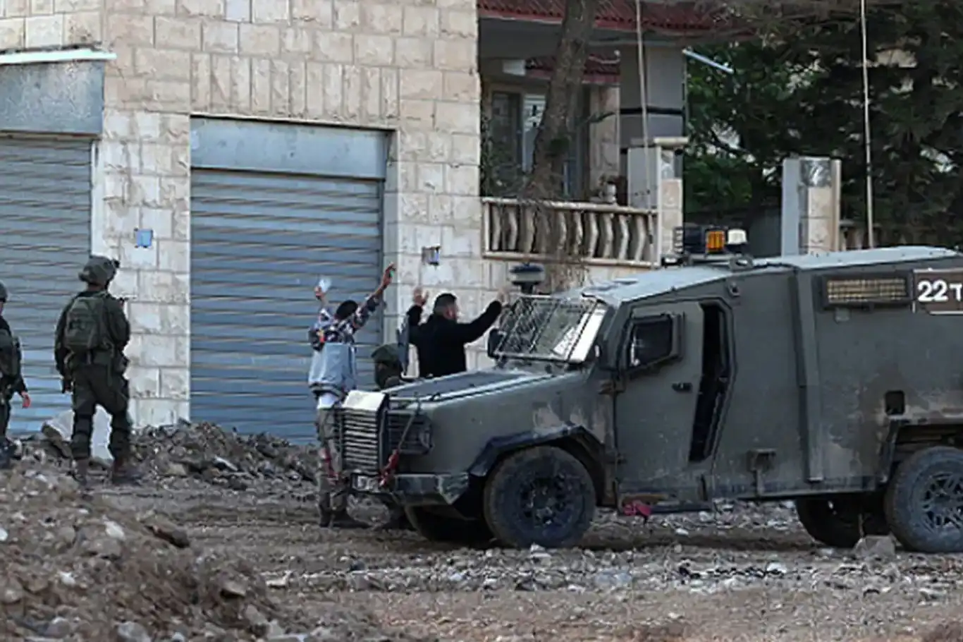 الاحتلال الصهيوني يحتجز أكثر من 40 فلسطينيًا في الضفة الغربية