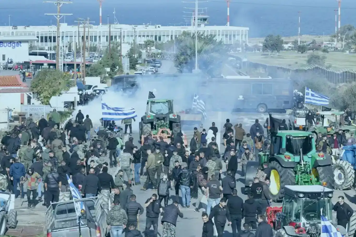 اليونان..احتجاجات عنيفة تعمّ البلاد بعد تعليق الدعم الزراعي الأوروبي