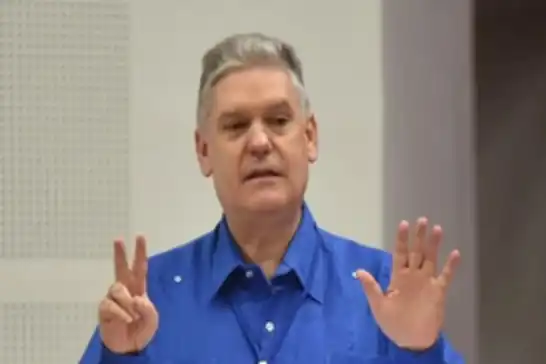 الحكم بالسجن المؤبد على وزير الاقتصاد الكوبي السابق بتهمة التجسس