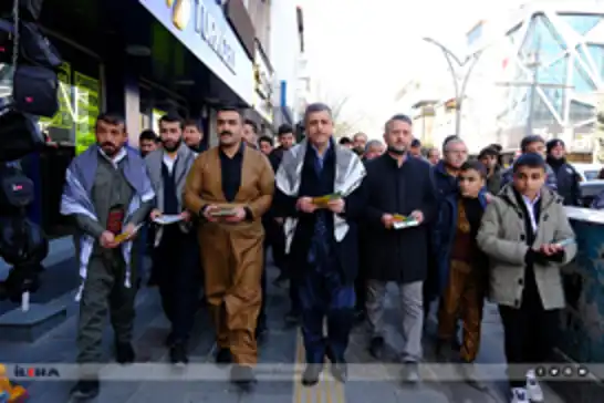 هودا پار لە شاری وان رێپێوان بۆ "زمانی دایک زمانی کوردی" رێکدەخات