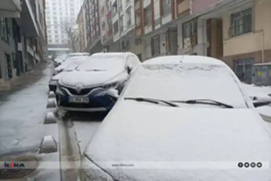 Heavy snowfall forces school closures and travel disruptions in Istanbul