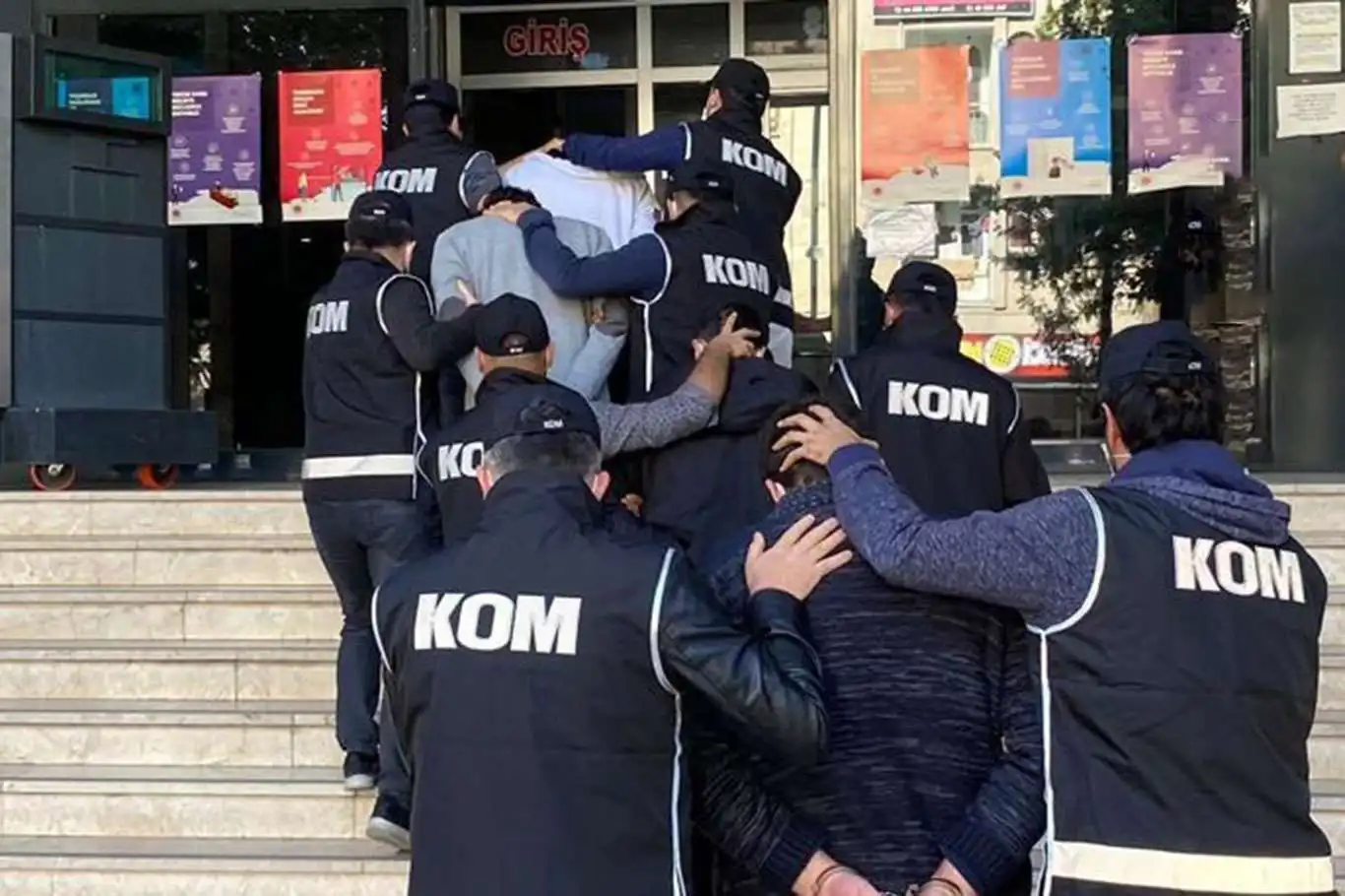 İzmir'de tefeci ve dolandırıcı operasyonu: 23 gözaltı