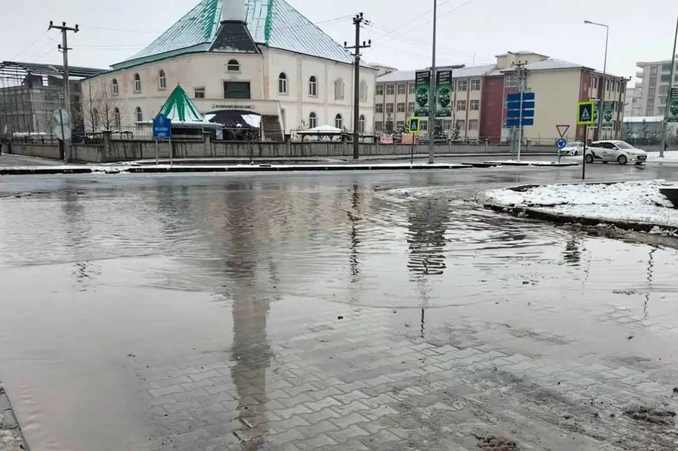 Diyarbakır'da eriyen kar bazı cadde ve sokakları sular altında bıraktı