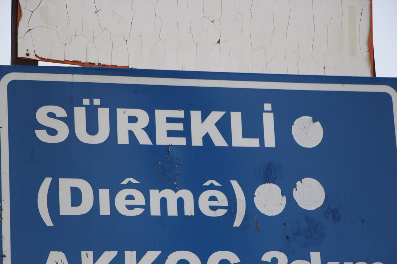 Yol ve altyapı sorunun çözülmemesi mahalle sakinlerinin canına tak etti!