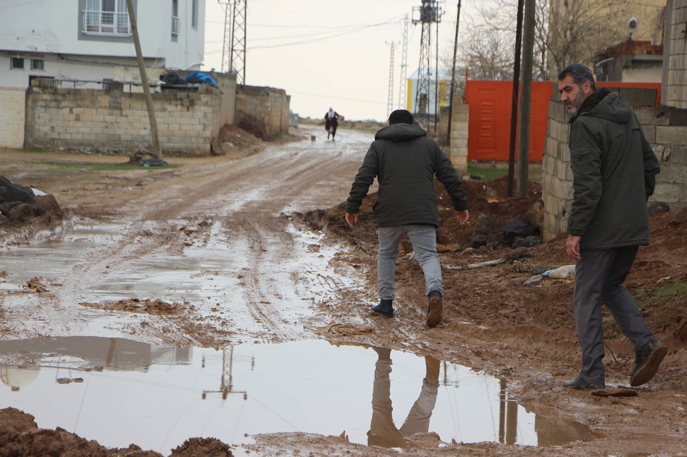 Yol ve altyapı sorunun çözülmemesi mahalle sakinlerinin canına tak etti!