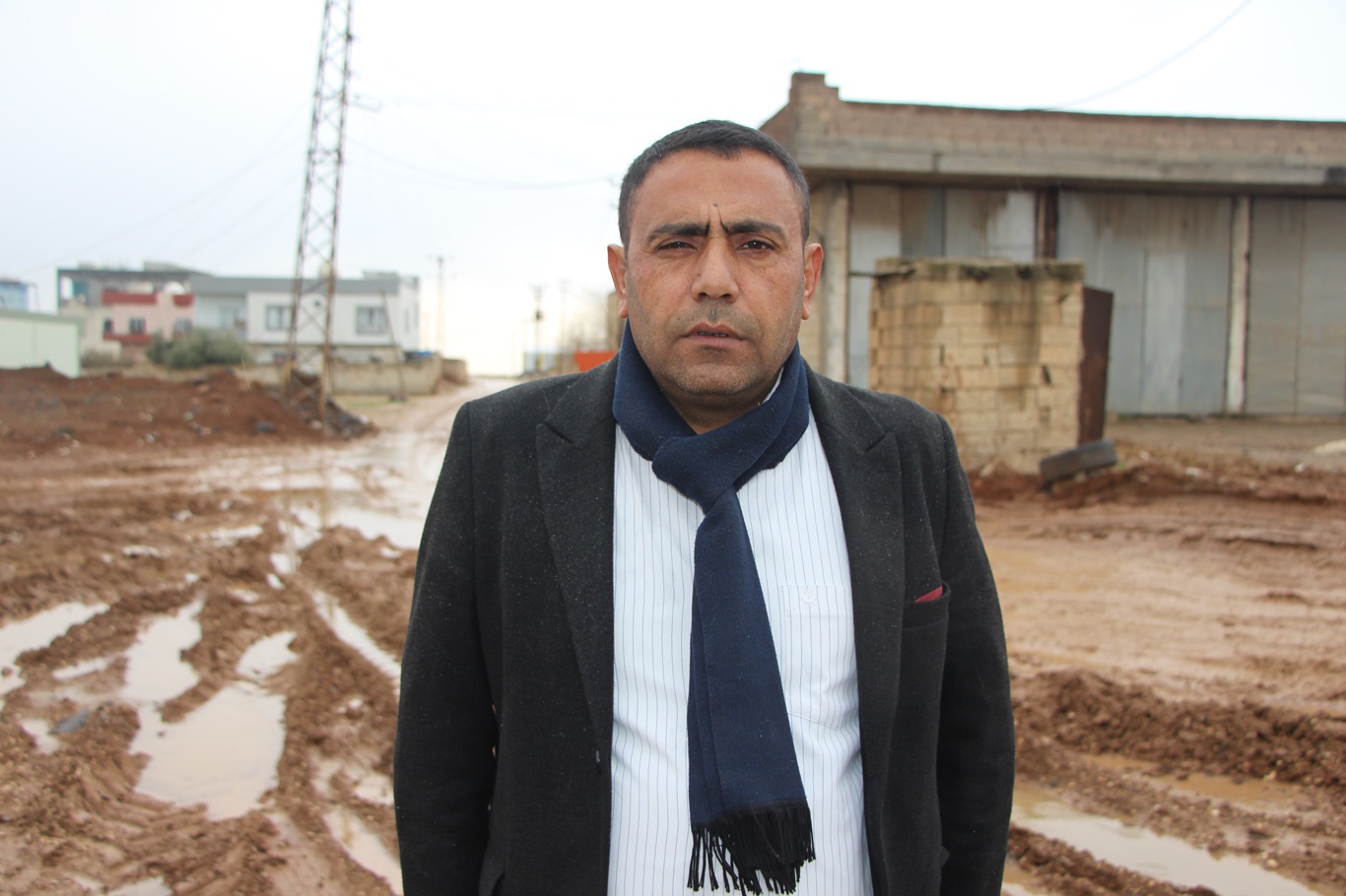 Yol ve altyapı sorunun çözülmemesi mahalle sakinlerinin canına tak etti!