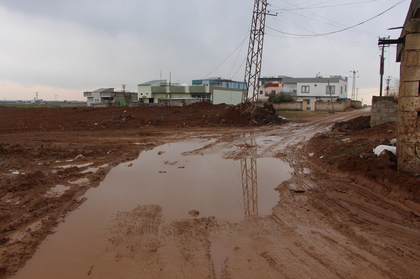 Yol ve altyapı sorunun çözülmemesi mahalle sakinlerinin canına tak etti!