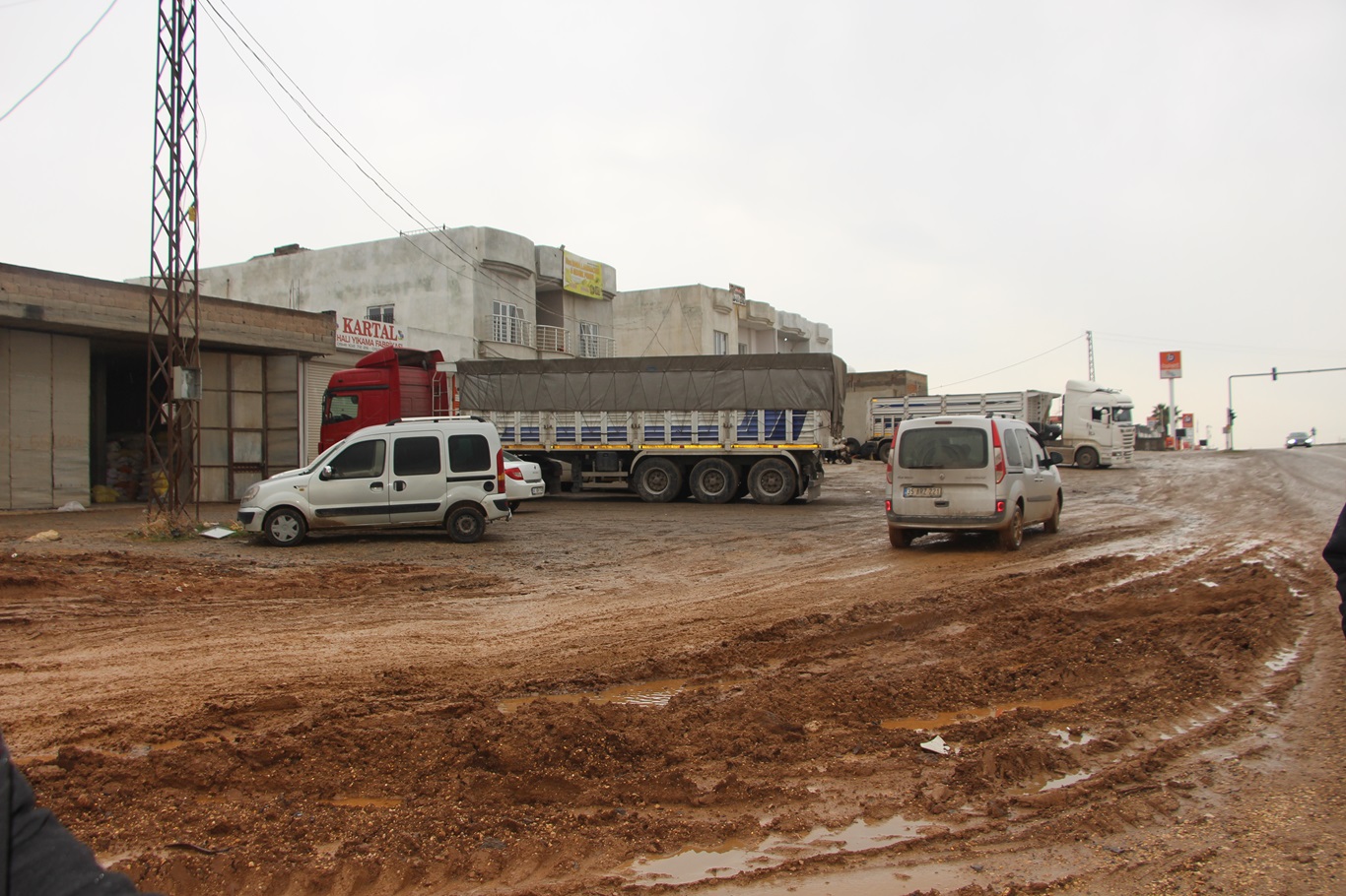 Yol ve altyapı sorunun çözülmemesi mahalle sakinlerinin canına tak etti!