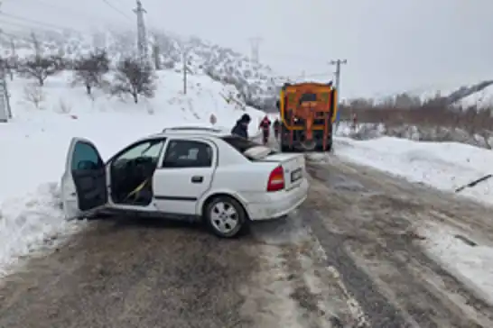 Otomobil kar küreme aracına çarptı: 1 ölü 