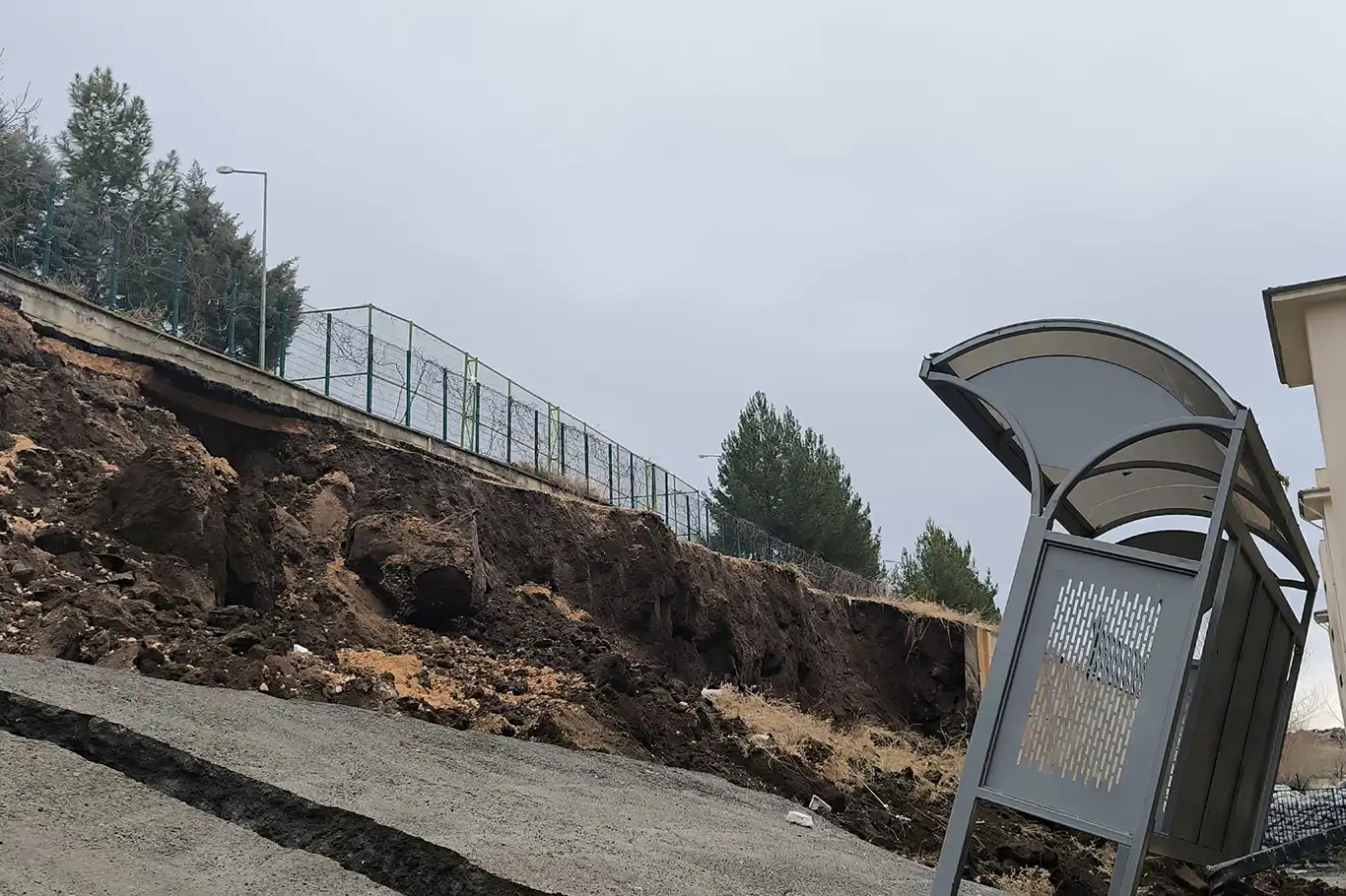 Şanlıurfa’da yağış nedeniyle okulun istinat duvarı çöktü