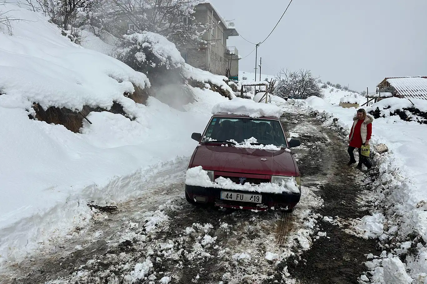 Battalgazi Belediyesi karla kapanan yolu açtı, hamile kadın hastaneye ulaştı