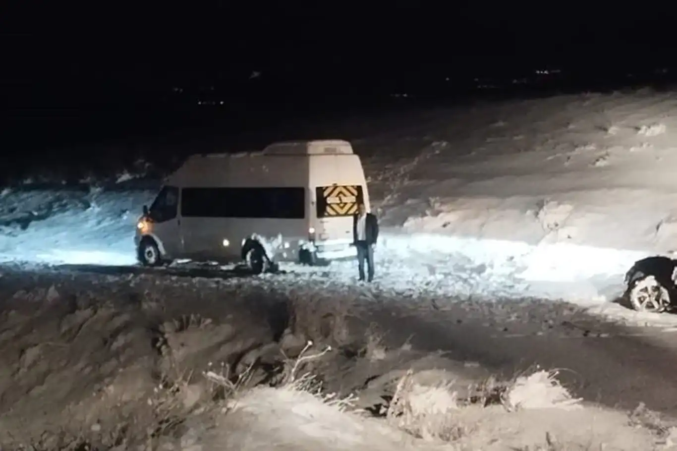 Siirt’te karda mahsur kalan vatandaşlar kurtarıldı