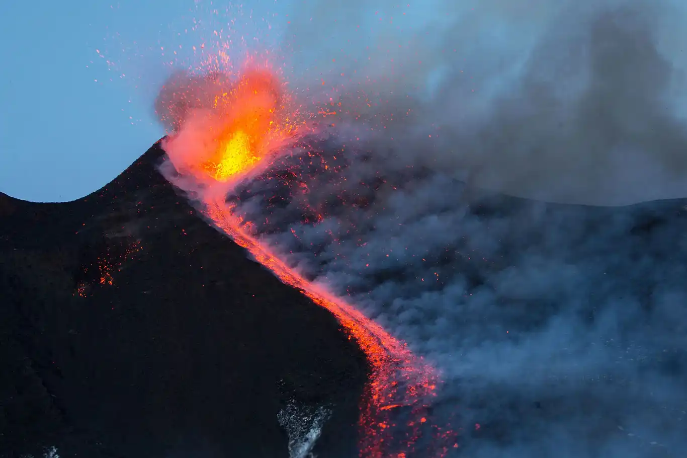 Etna Yanardağı'nda lav akışı sürüyor Etna Yanardağı'nda lav akışı sürüyor