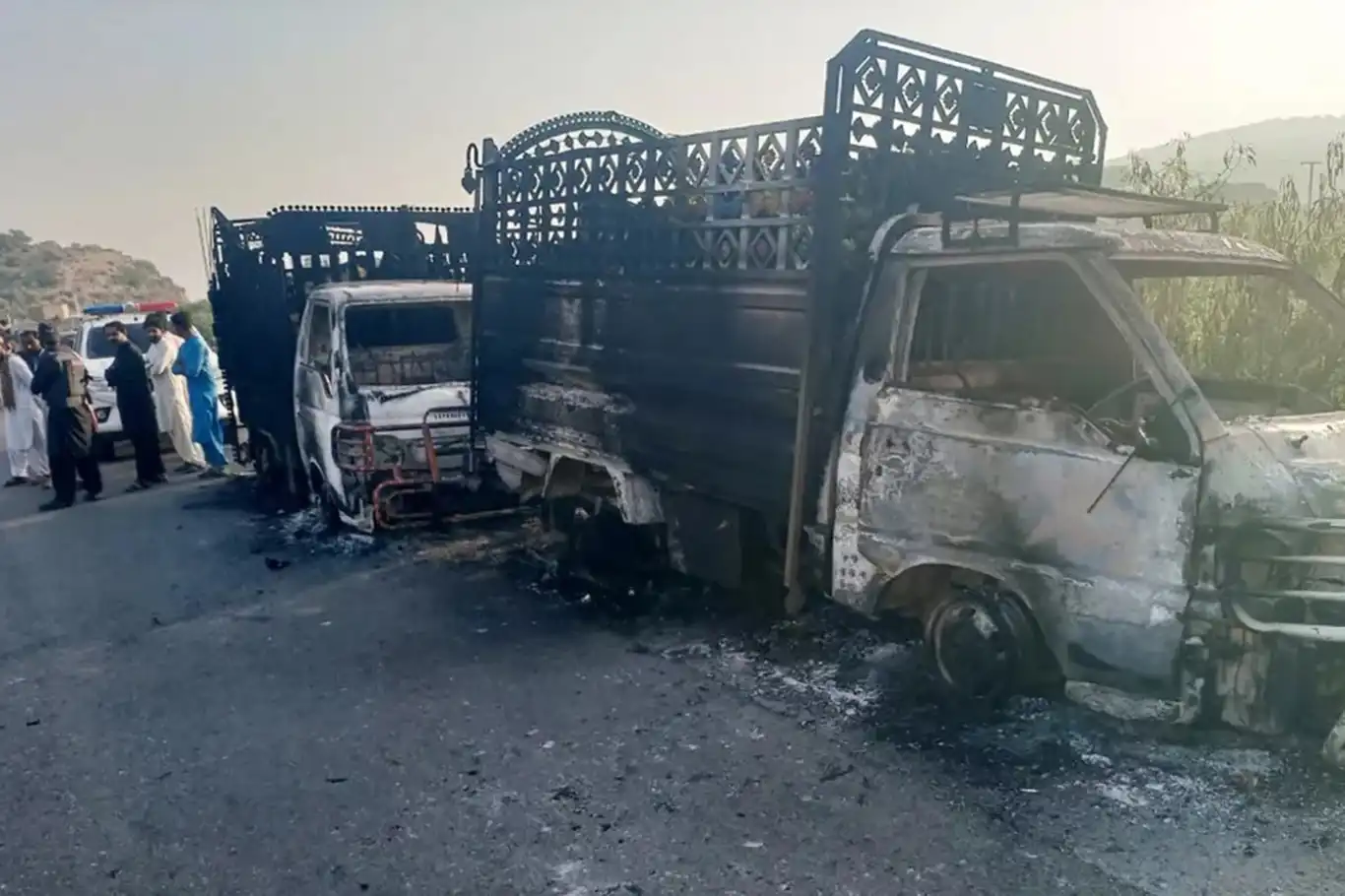 Pakistan'da işçileri taşıyan kamyonda patlama: 10 ölü Pakistan'da işçileri taşıyan kamyonda patlama: 10 ölü