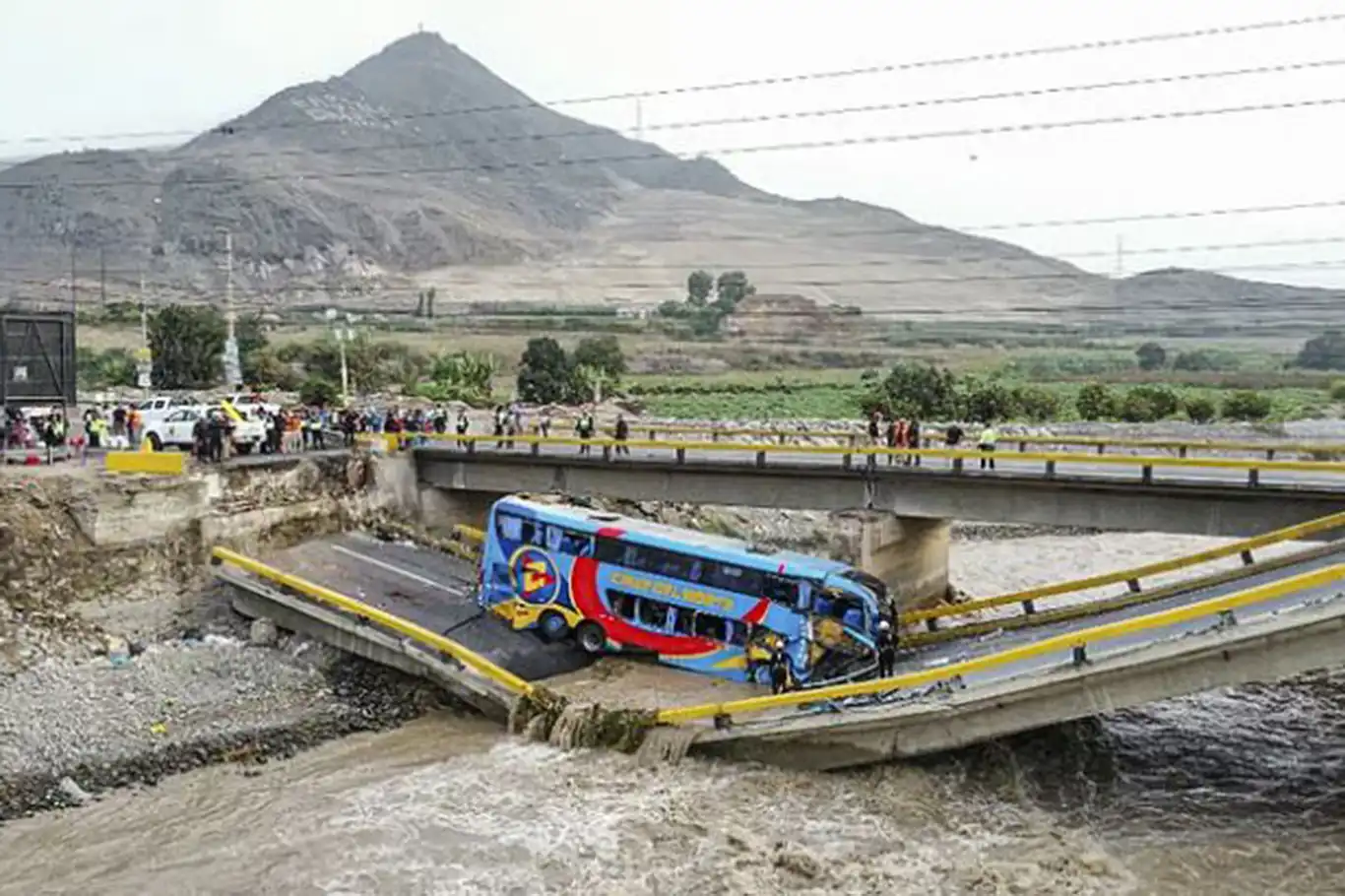 Peru'da köprü faciası: 2 ölü, 41 yaralı Peru'da köprü faciası: 2 ölü, 41 yaralı