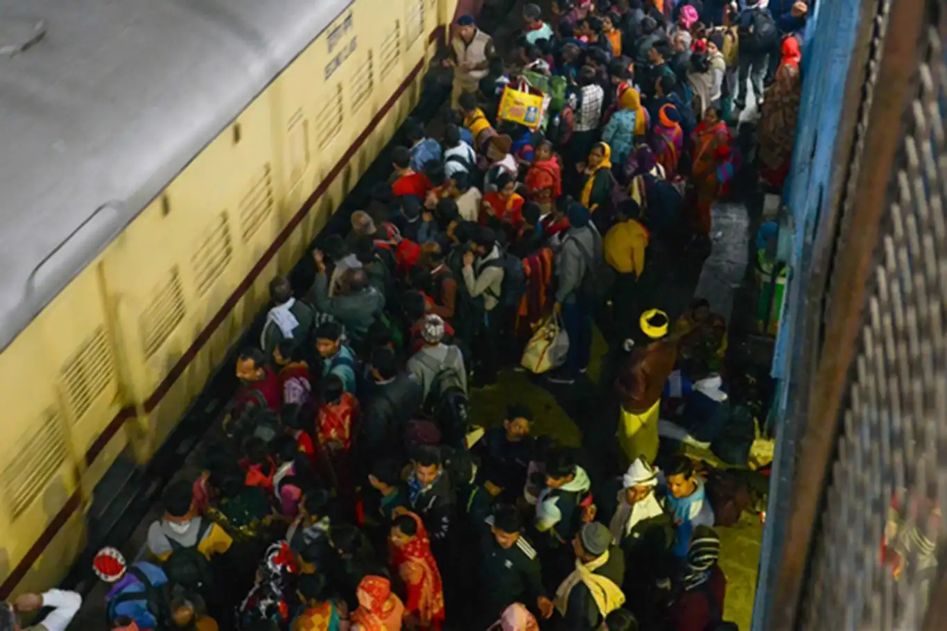 Hindistan'daki tren izdihamında ölü sayısı 18'e yükseldi Hindistan'daki tren izdihamında ölü sayısı 18'e yükseldi
