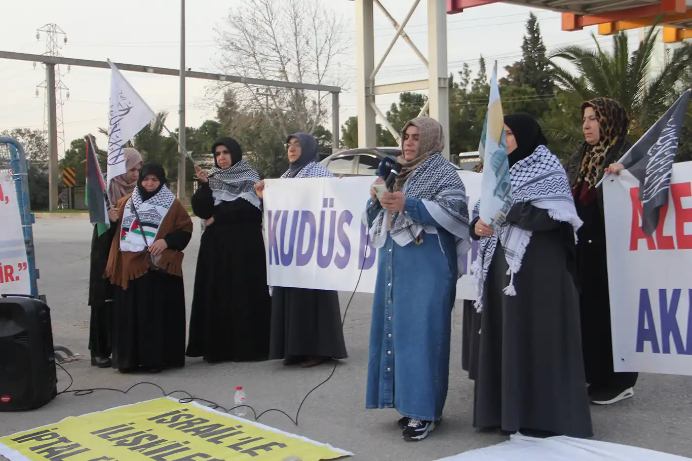 Eğitimci kadınlar ABD Konsolosluğu önünde işgal rejimini protesto etti