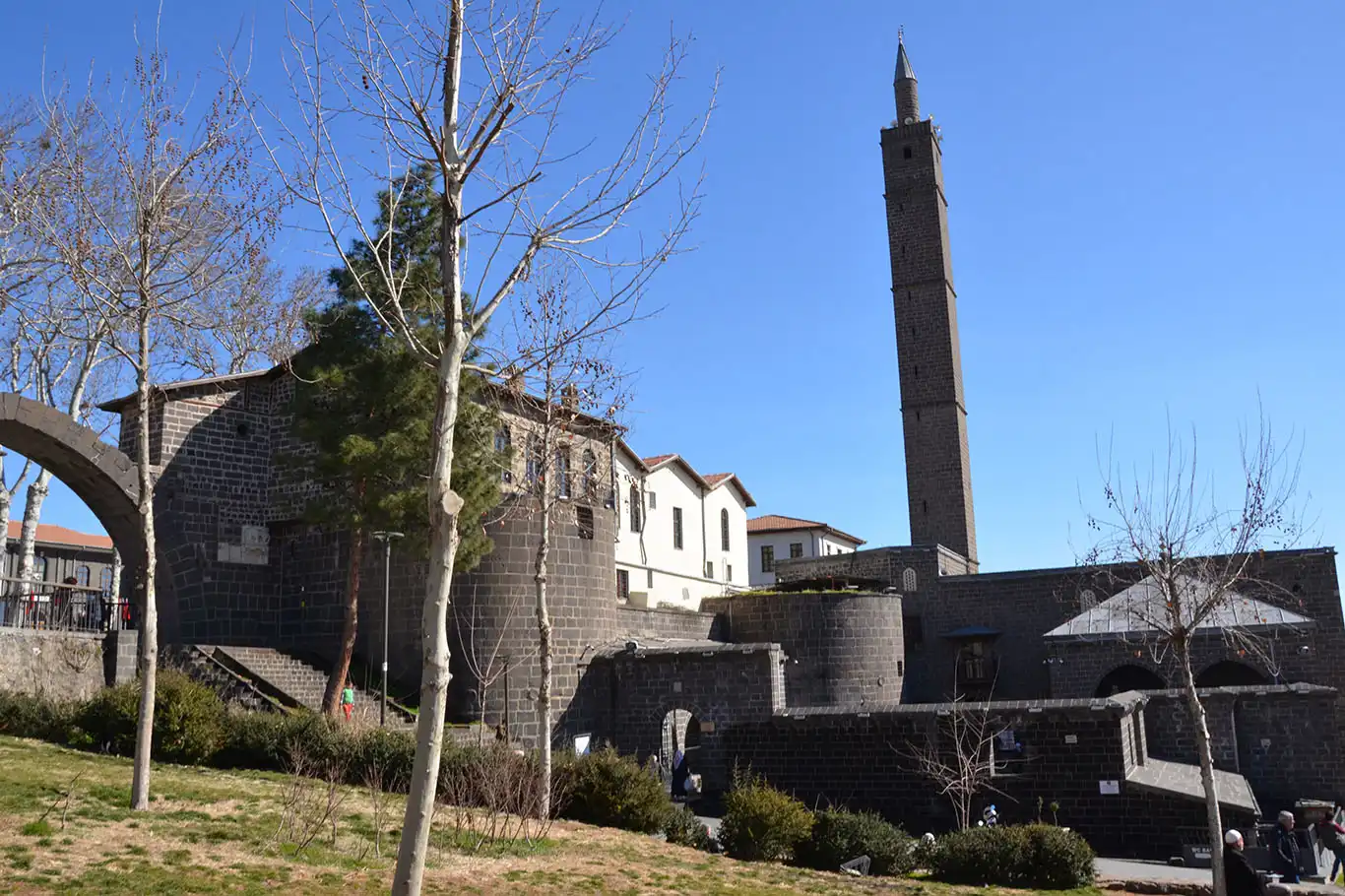 Diyarbakır'da tarihi camilerin tuvaletlerinin ücretli olmasına halktan tepki