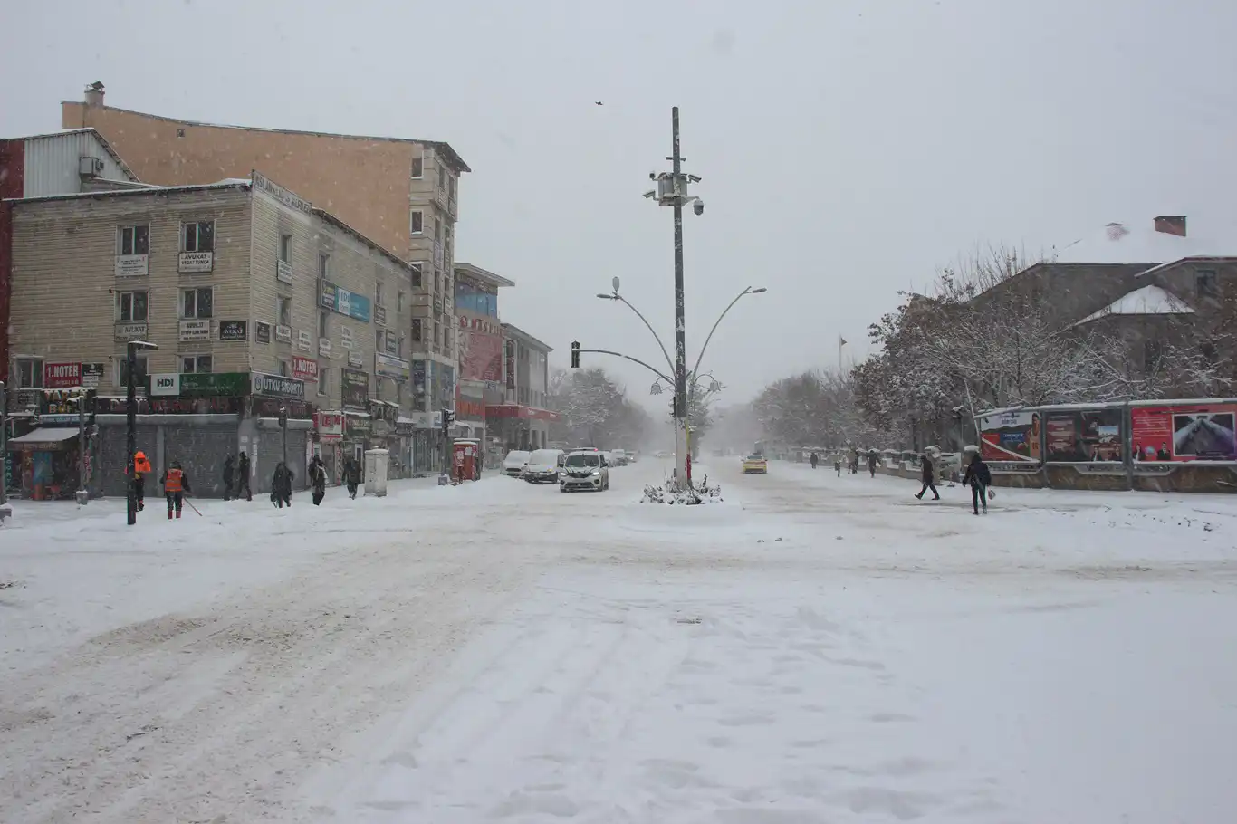 Olumsuz hava koşulları nedeni ile 2 bin 985 yerleşim yerinin yolu ulaşıma kapandı