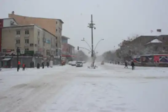 Olumsuz hava koşulları nedeni ile 2 bin 985 yerleşim yerinin yolu ulaşıma kapandı