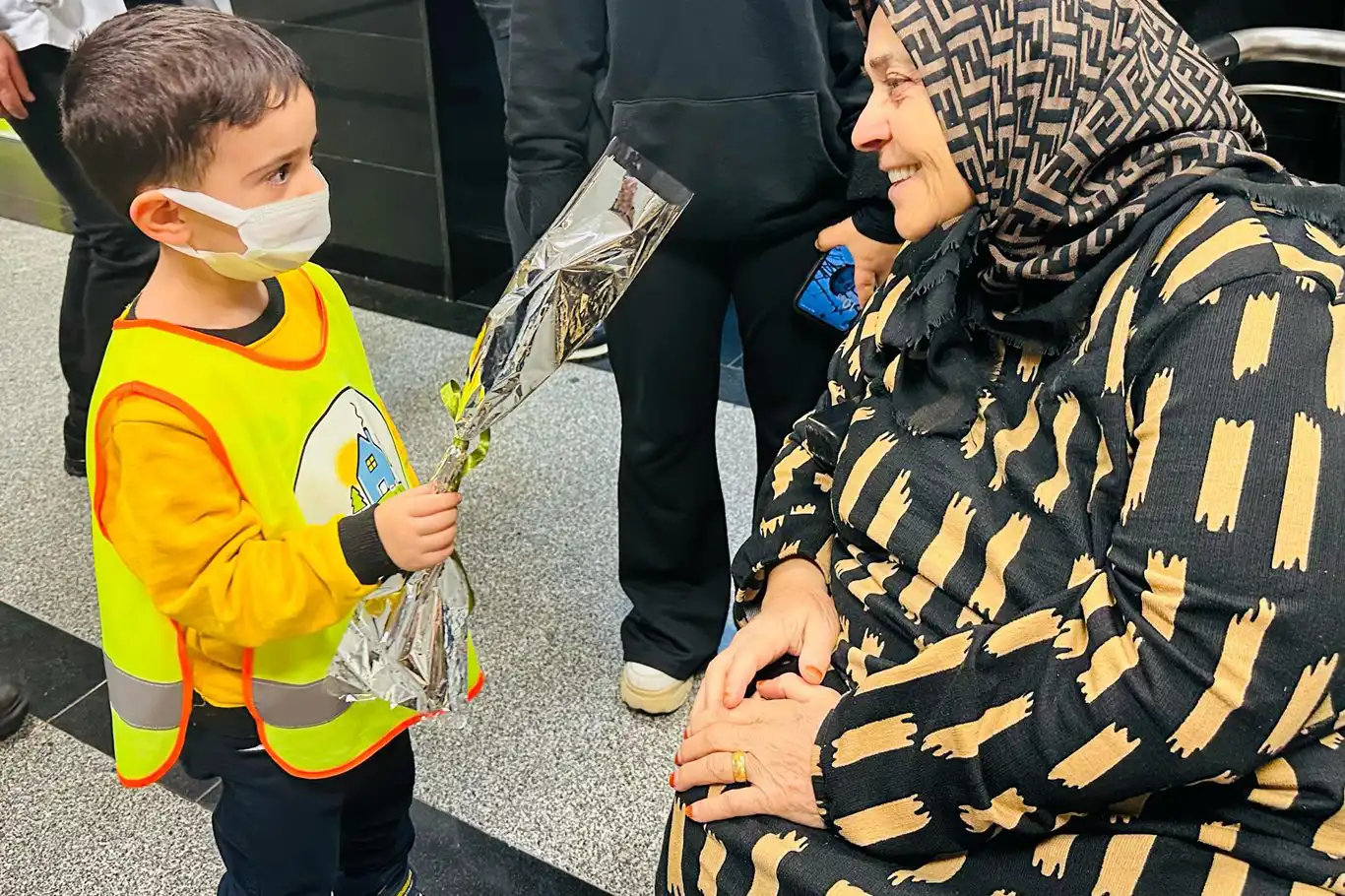 Anaokulu öğrencilerinden hastalara moral ziyareti