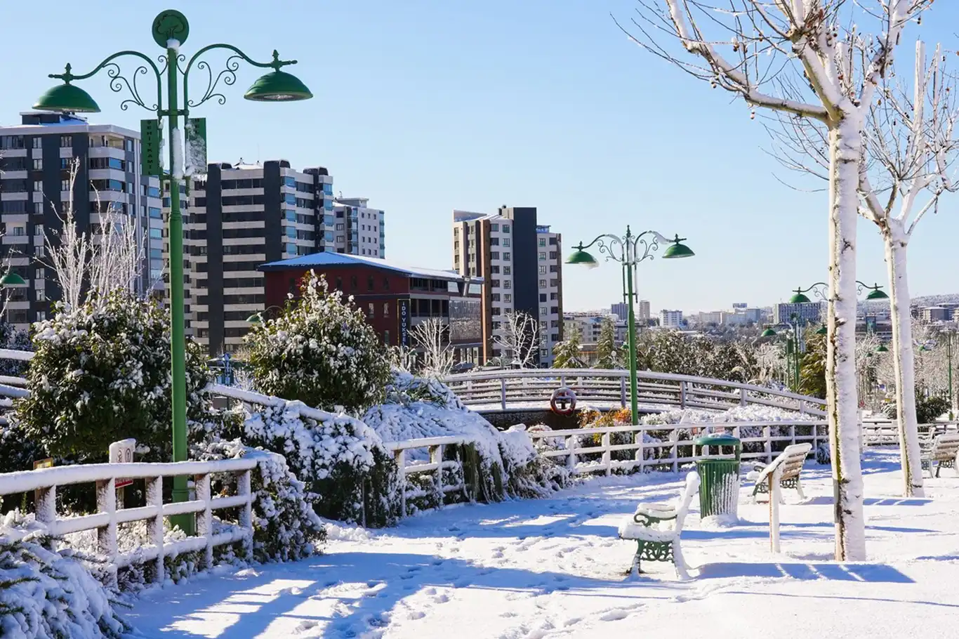 Heavy snowfall disrupts daily life in Türkiye