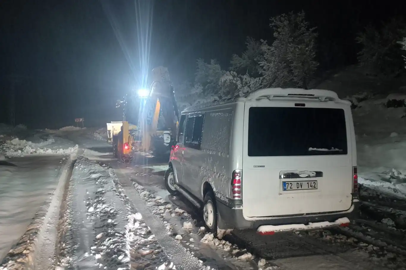 Siirt’te kar nedeniyle kapanan yol hasta için açıldı