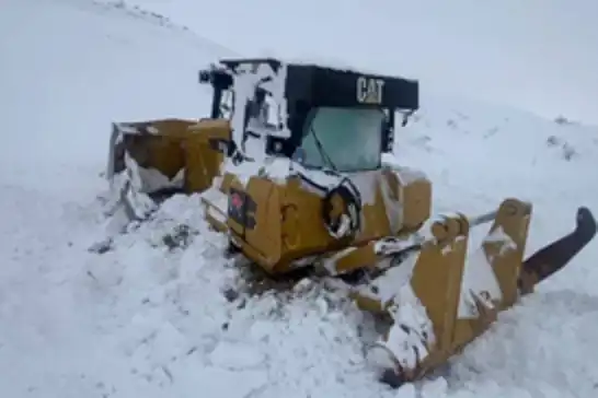 Şırnak'ta çığ düştü, dozer kar altında kaldı