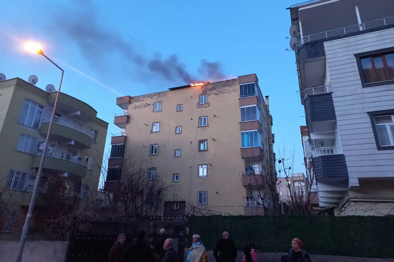 Çatı katında patlayan piknik tüpü paniğe neden oldu