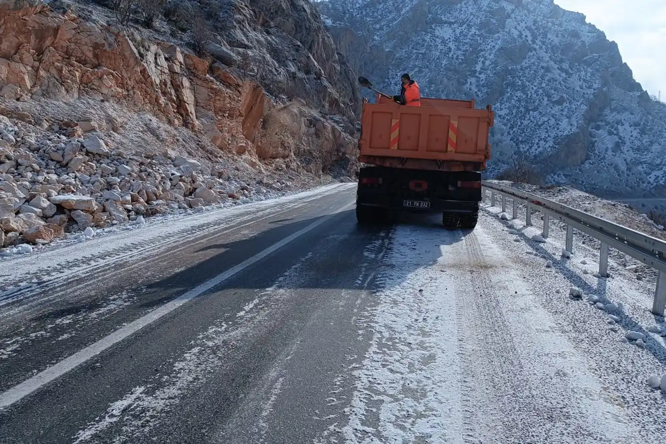 Vali Kızılkaya, Siirt’te kar ve buzlanmaya karşı vatandaşları uyardı