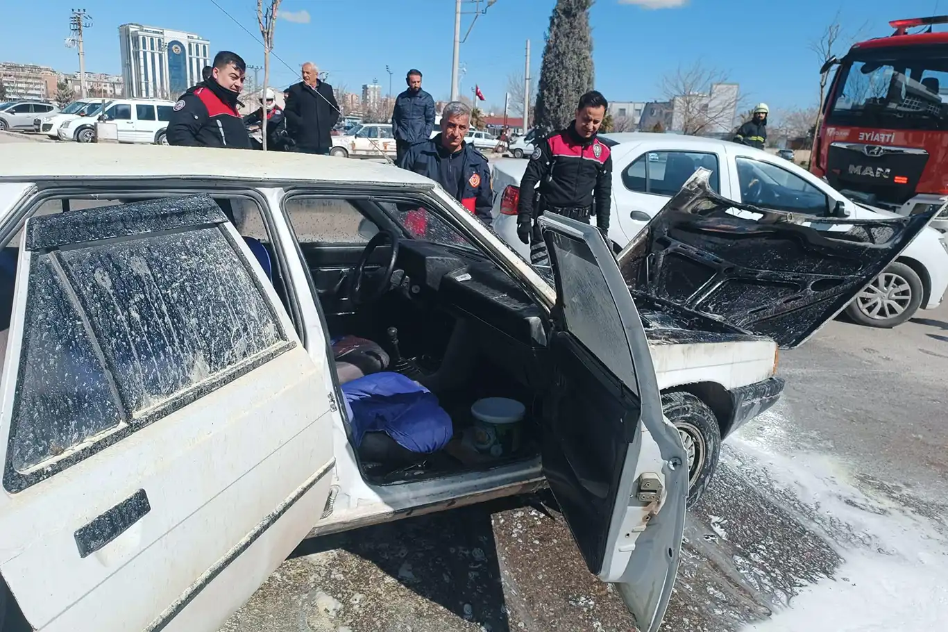 Seyir halinde alev alan otomobil kullanılamaz hale geldi