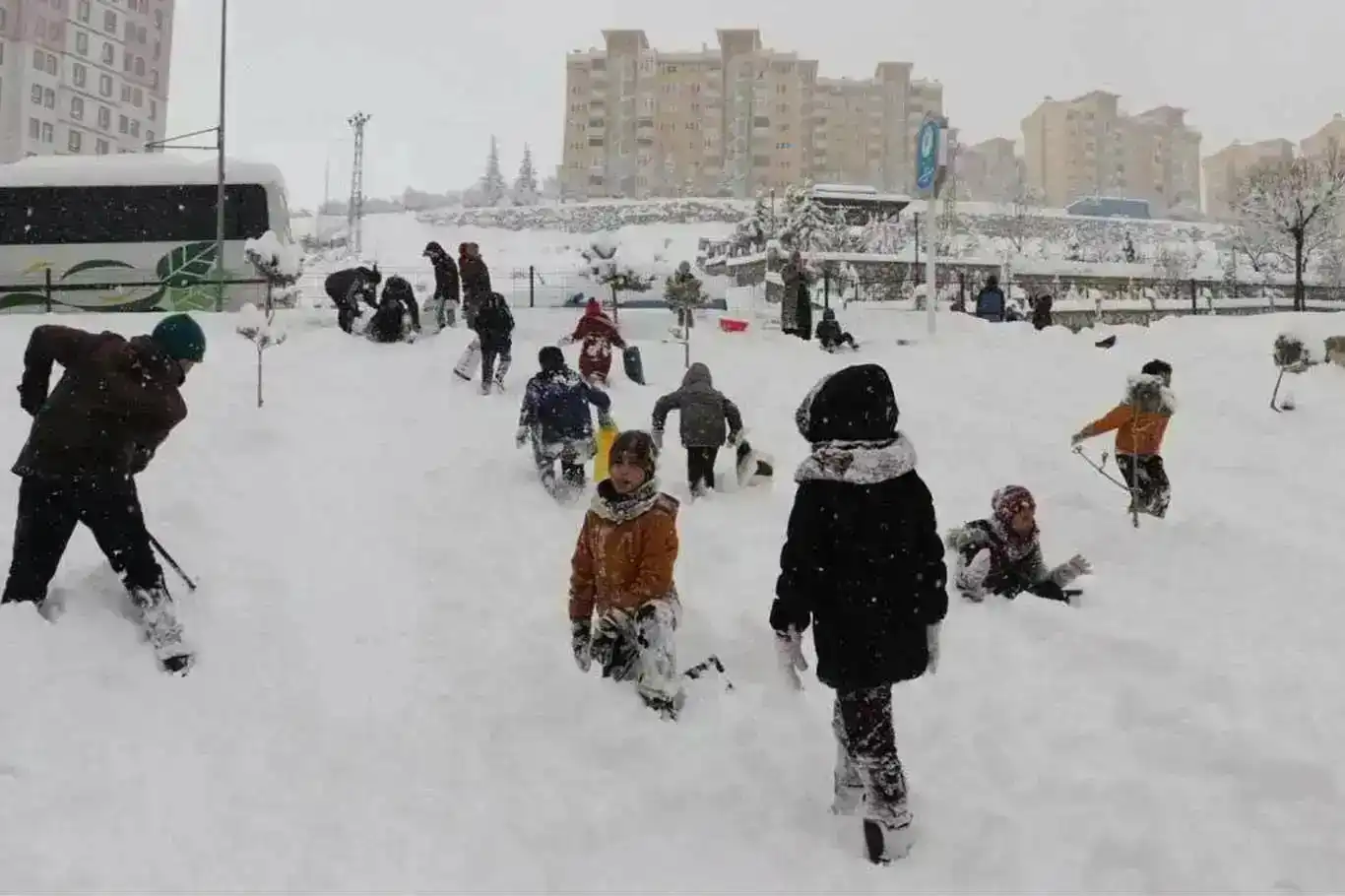 Ji ber ber û cemedê li gelek bajaran ji perwerdehîyê re navber hat dayîn