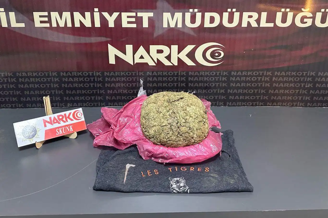 Durdurulan araçta 2 kilogram skunk ele geçirildi