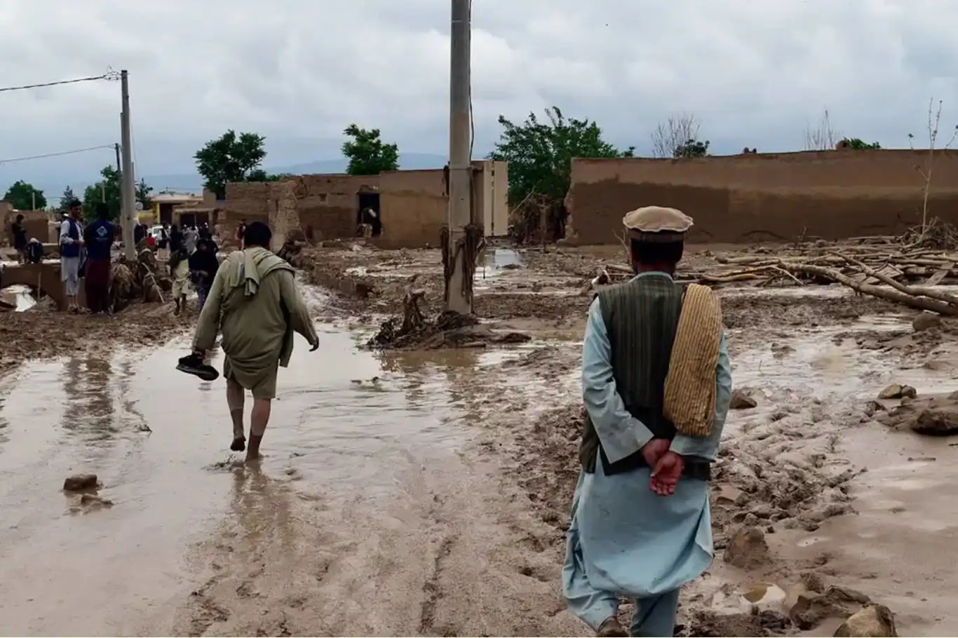 Flash floods in western Afghanistan kill 21, injure six